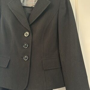 Tahari NWOT sz 4 pinstriped suit